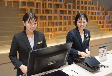 フロントスタッフの木村さんと前田さん