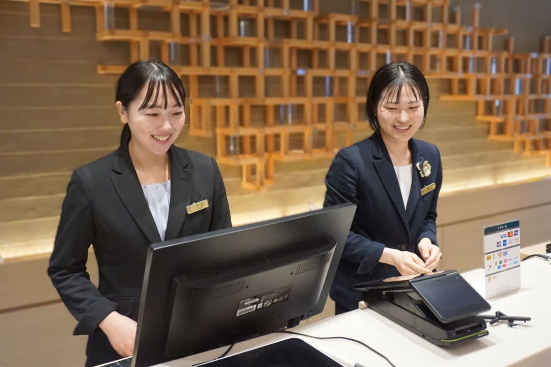 フロントスタッフの木村さんと前田さん